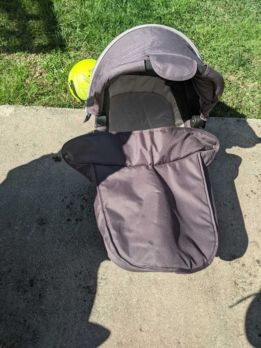 Cadeirinha de bebé com 3 rodas e Alcofa
