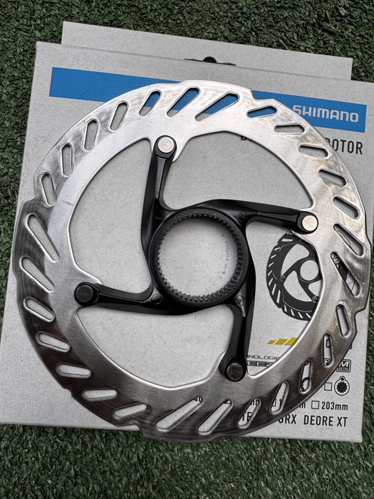 Tarcza hamulcowa Shimano 105 z nowego roweru.
