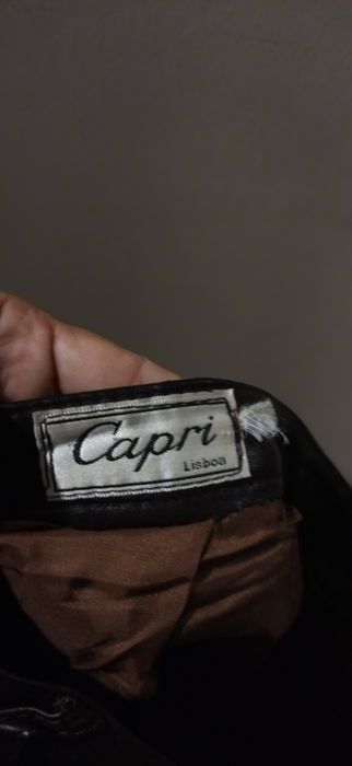 Calças de pele castanhas da Capri