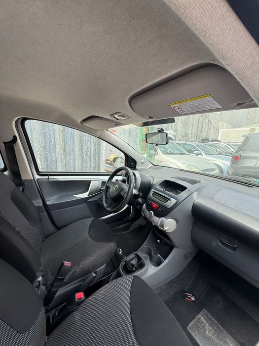 TOYOTA  2011 impecável
