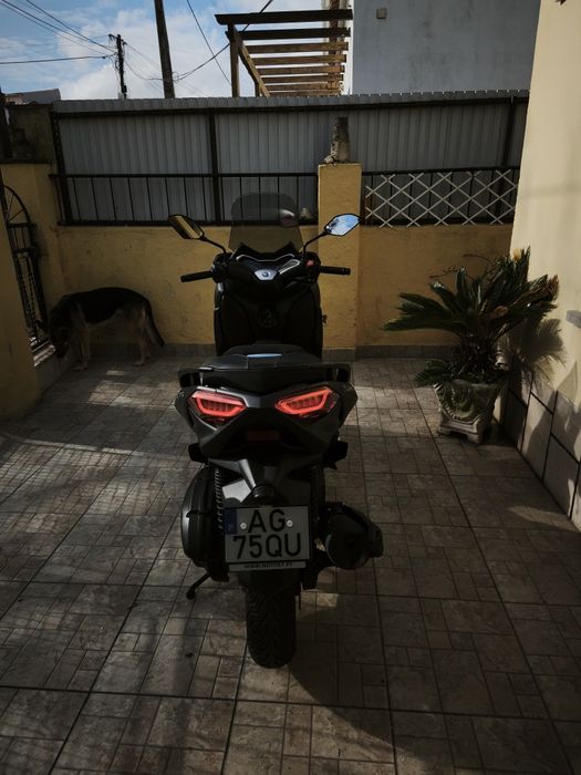 Yamaha X-Max 125cc
Us