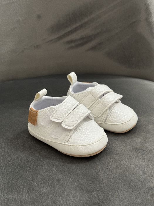 Гарні білі кросівки для новонародженого