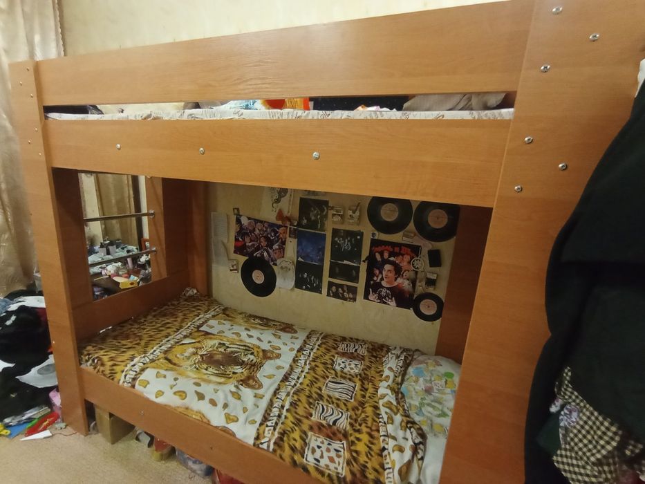 Продам двухъярусную детскую кровать