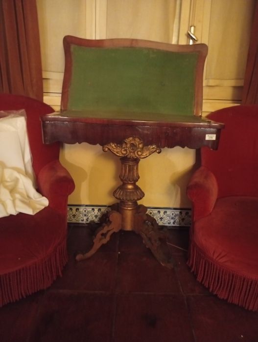 Mesa de jogo em madeira