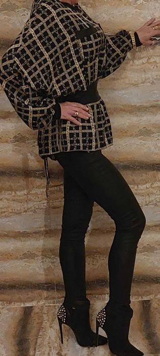 Bardzo efektowna insygnowana koszula z ozdobnym skórzanym pasem