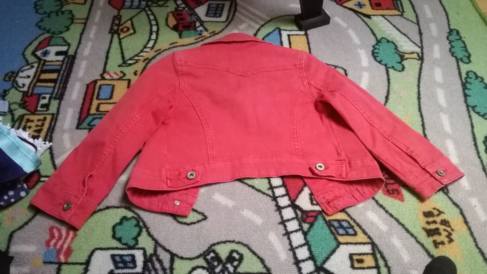 Varias roupas de menina