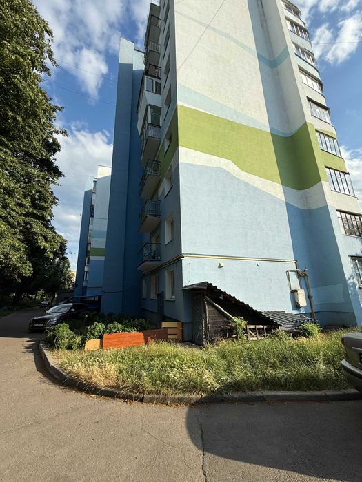 Продам 3-кімнатну квартиру в цегляному будинку.  вул.Міцкевича, 5