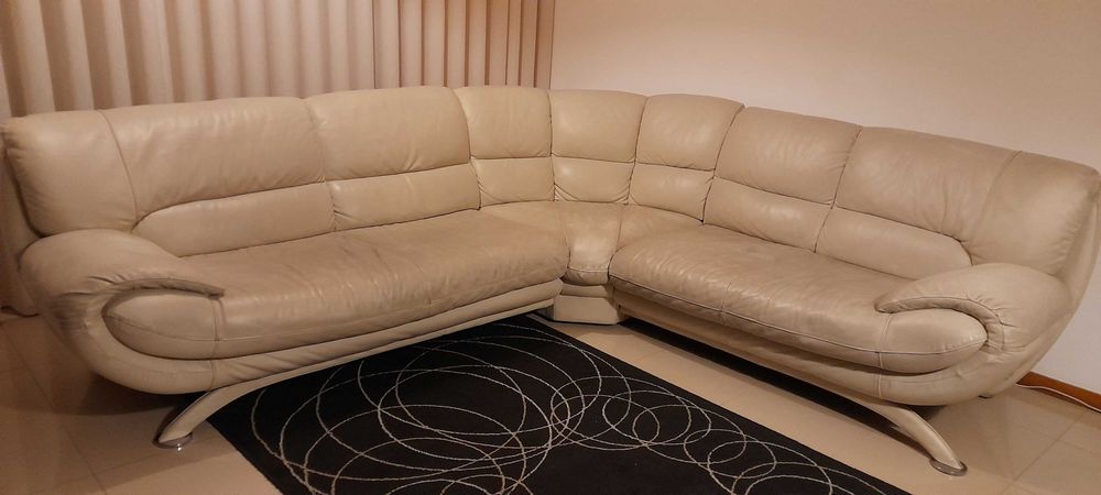 Sofá em pele para 6 pessoas