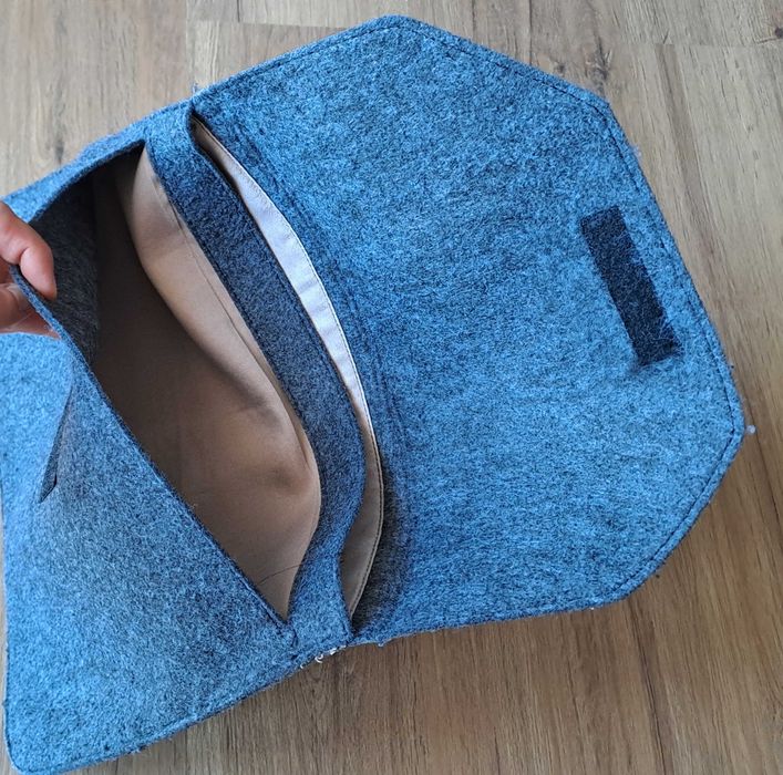 Capa para portátil em feltro cinzento