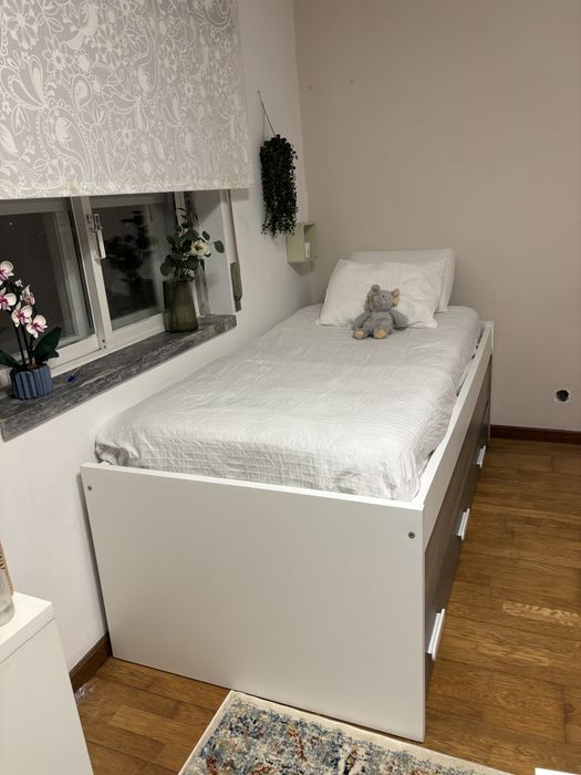 Cama individual com gavetão e gavetas de arrumação - Como nova!