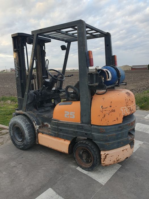 Wózek widłowy Toyota 6FGF25** FG20** 7FGF25** Triplex** Pompowane koła **