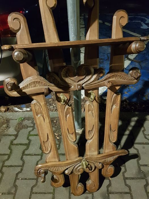 Stary zabytkowy wieszak na ubrania