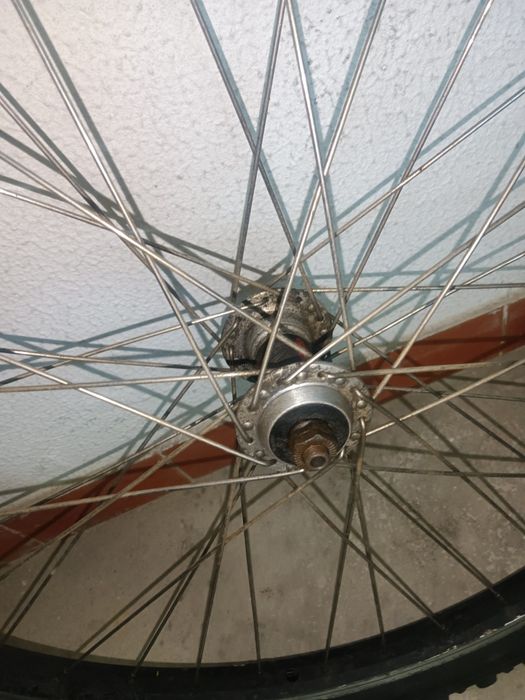 Roda 24 5€ marca  Shimano é de alumínio o pneu dá para andar