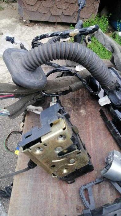 Петлі дверей кришки багажника ,замки Renault Megane 3