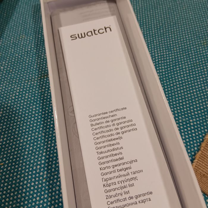 Relógio Swatch dourado e branco