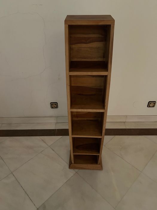 Pequena estante em madeira maciça