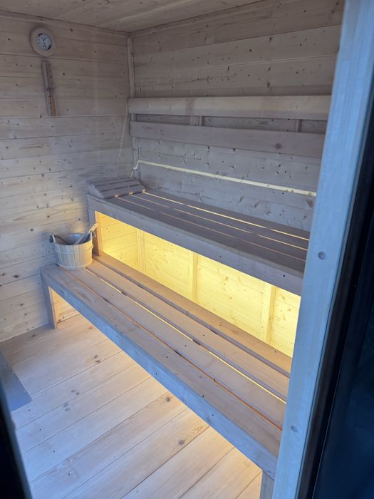 Sauna ogrodowa z miejscem na balie jacuzzi sauna balia jacuzzi