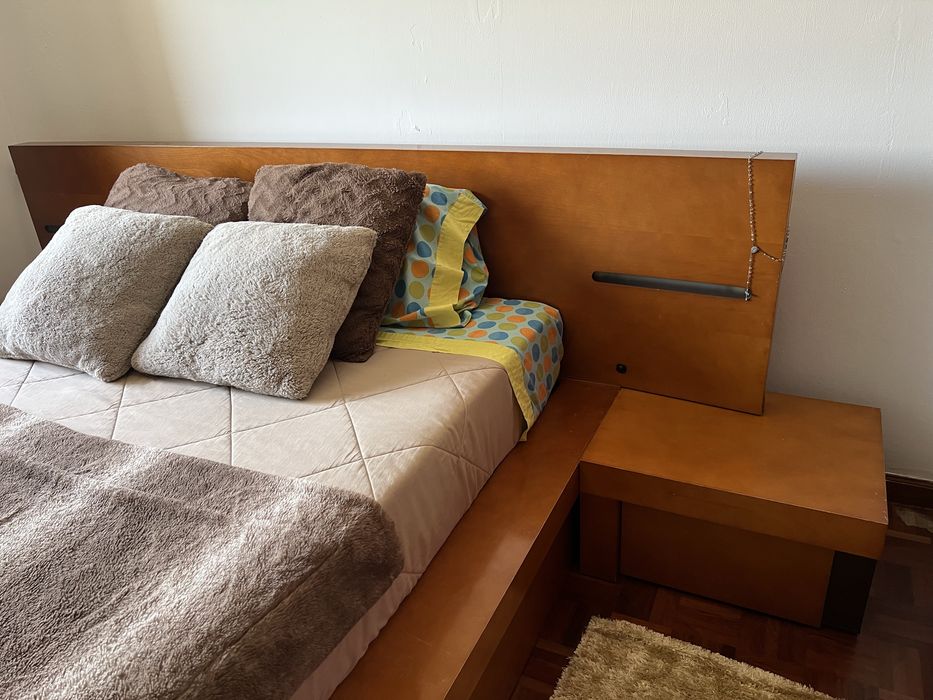 Cama de casal de madeira