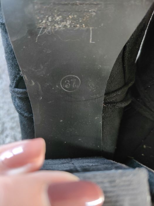 Zamszowe botki na słupku rozm. 37