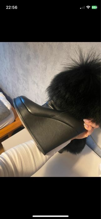 Botki skórzane na koturnie z sztucznym futrem