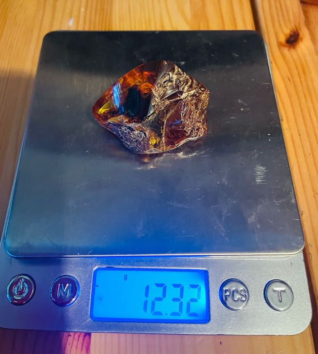 Nowa bryłka oszlifowanego bursztynu na wisior 12,32 gram