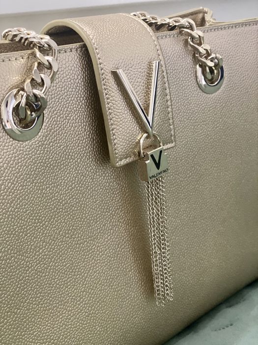 Mala Valentino dourada.