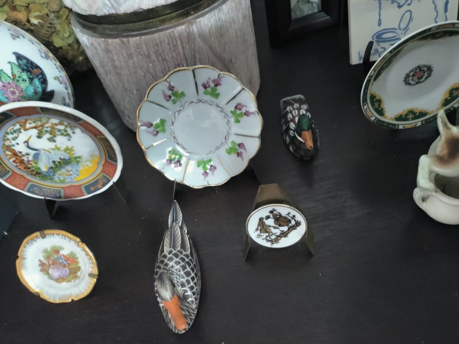 Peças decorativas de vitrine e azulejo humorístico