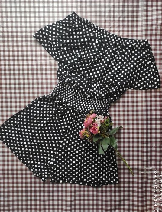 Krótki damski kombinezon w groszki z odkrytymi ramionami XS / S