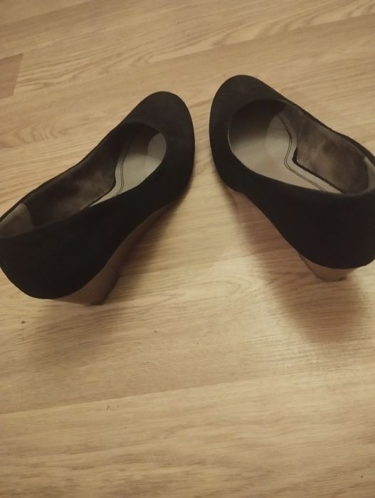 Czarne koturny zamszowe