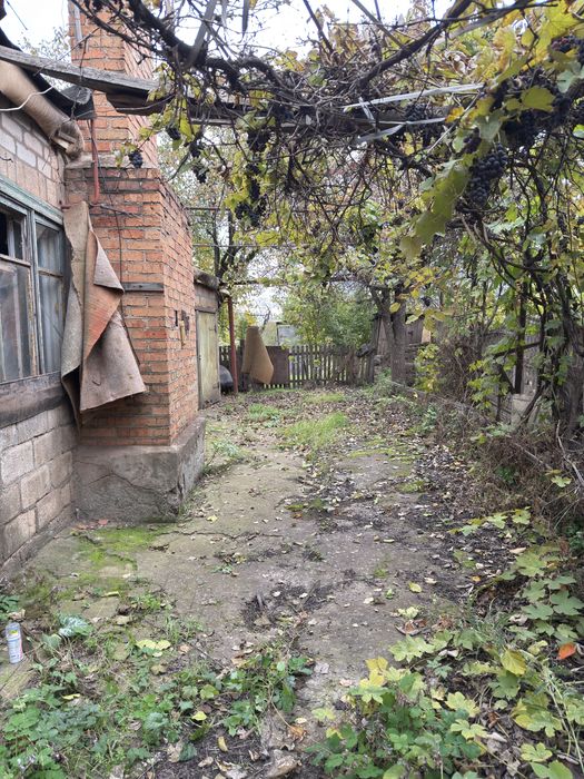 Продам ділянку у центрі міста з невеликим домом