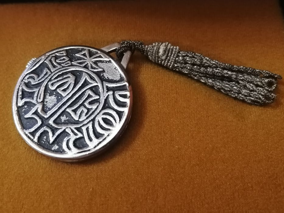 Relógio com relevo de moeda