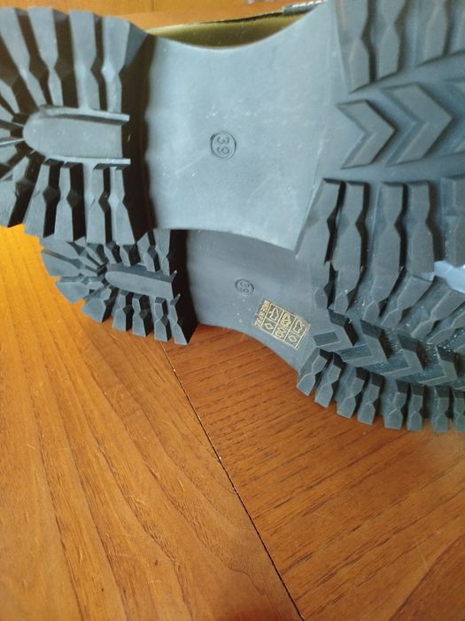 Sapatos de verniz
