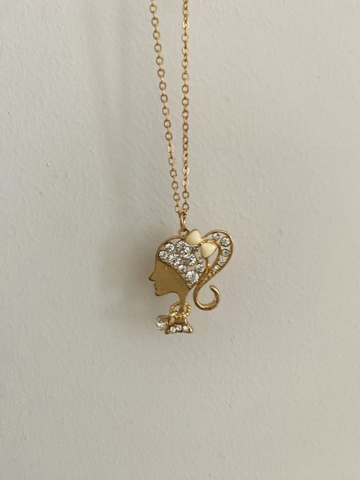 Łańcuszek wisiorek kobieta dziewczyną kokardką złoty cyrkonie delikatn