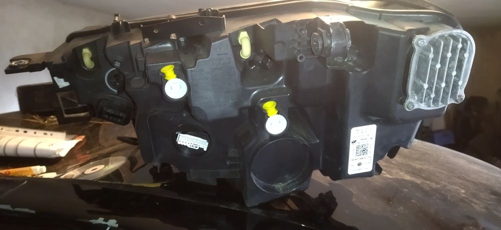 farol direito VW ID4