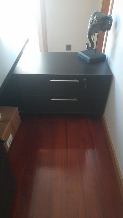 Exkente estado é uma peça versatil, mesa de Secretaria