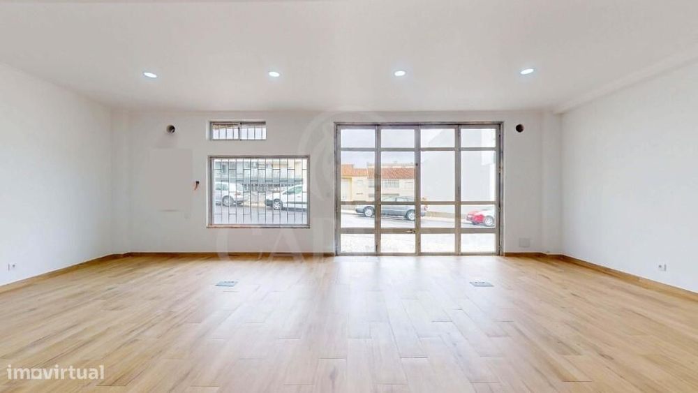 Loja moderna e com excelente visibilidade em Casal de Cambra – Avenida