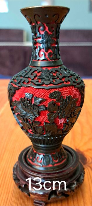 Zdobione orientalnymi wzorami wazoniki z laki