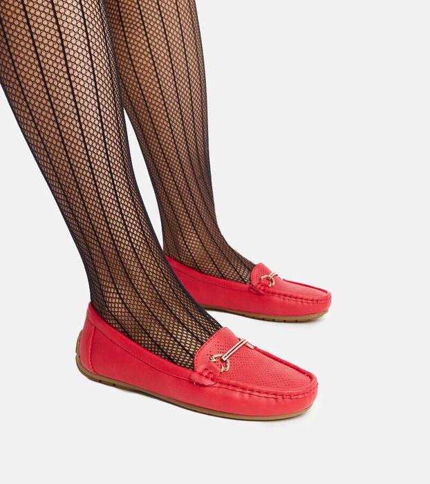 Czerwone mokasyny z ozdobną klamerką Adila