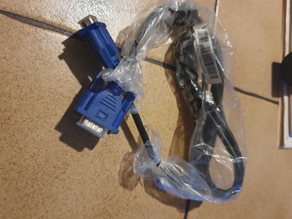 kabel do monitora VGA.