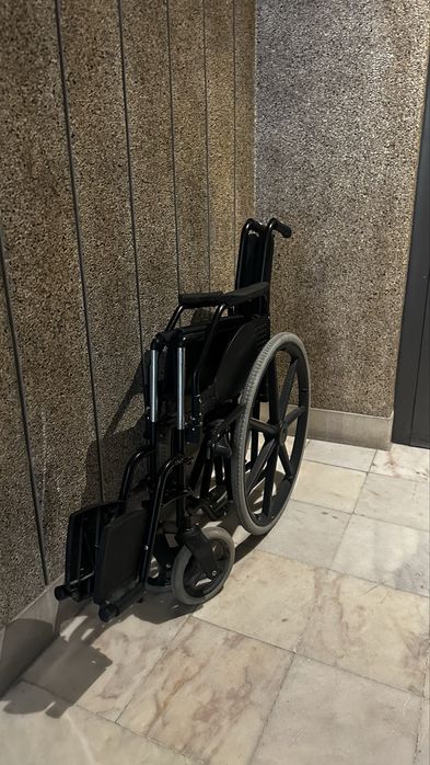 Cadeira de rodas - robusta mas leve