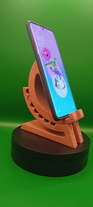 Drewniana podstawka na telefon lub tablet – ręczna robota