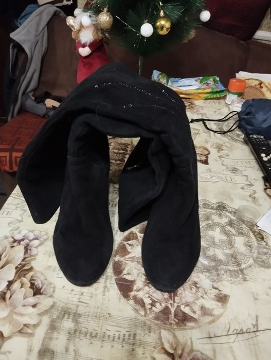 Замшеві чорні сапоги.