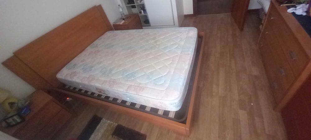 Cama de casal com colchão incluído