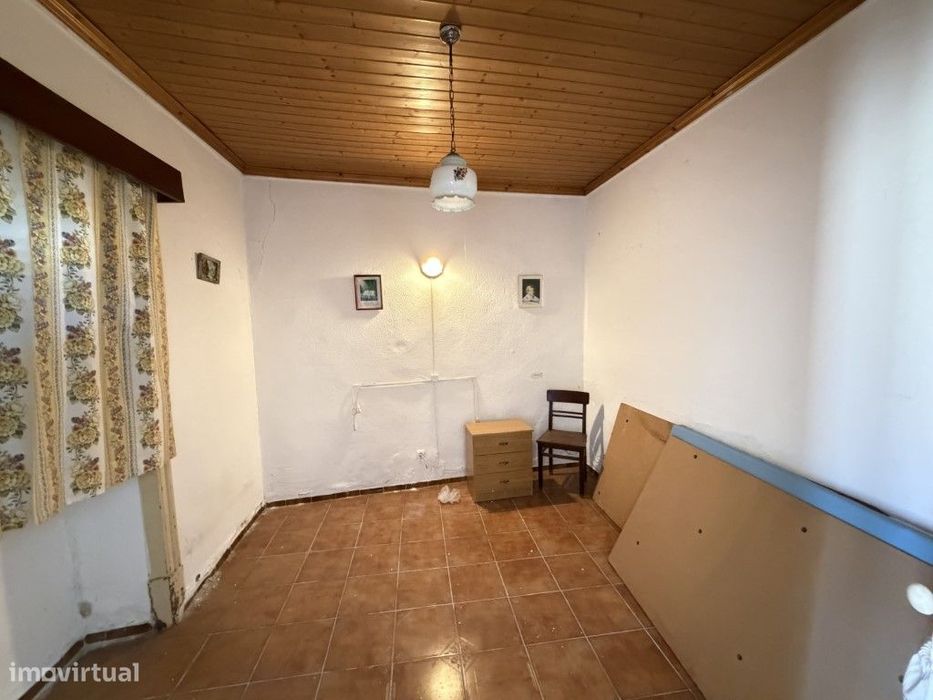 Conjunto de 3 Prédios para Recuperar em Manique do Intendente, Azam...