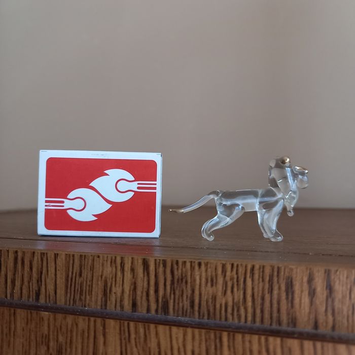 Szklana mini figurka LEW, praca ręczna.