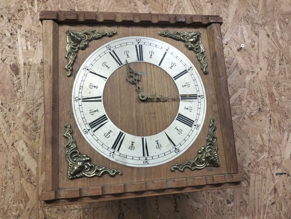Stary mechaniczny zegar ścienny A33