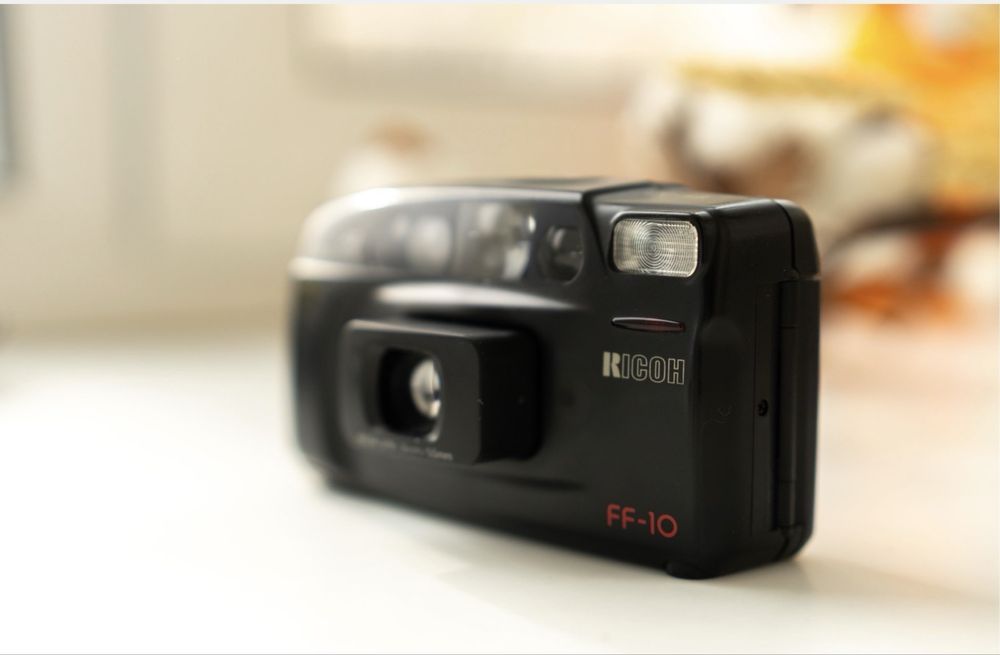 Продається плівковий ricoh FF10