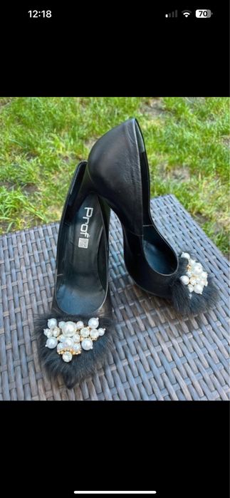 Stilettos/ sapatos altos Prof com pêlo e pérolas