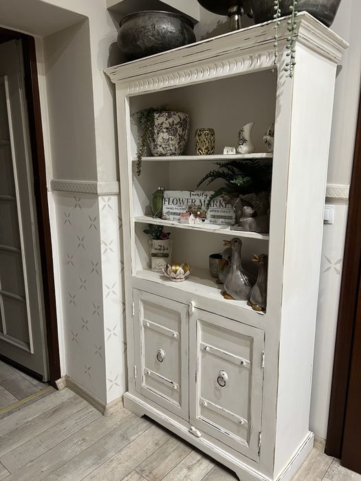 Stary drewniany regał bielony