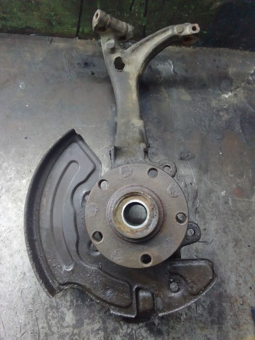 Zwrotnica przód przednia lewa kierowcy Volkswagen Passat B5 rok 2002